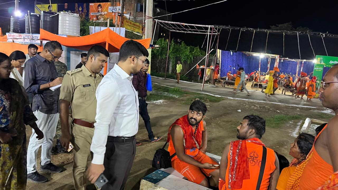 डीएम ने कांवरिया पथ पर श्रद्धालुओं को मिल रही सेवाओं का लिया जायजा, दिये निर्देश