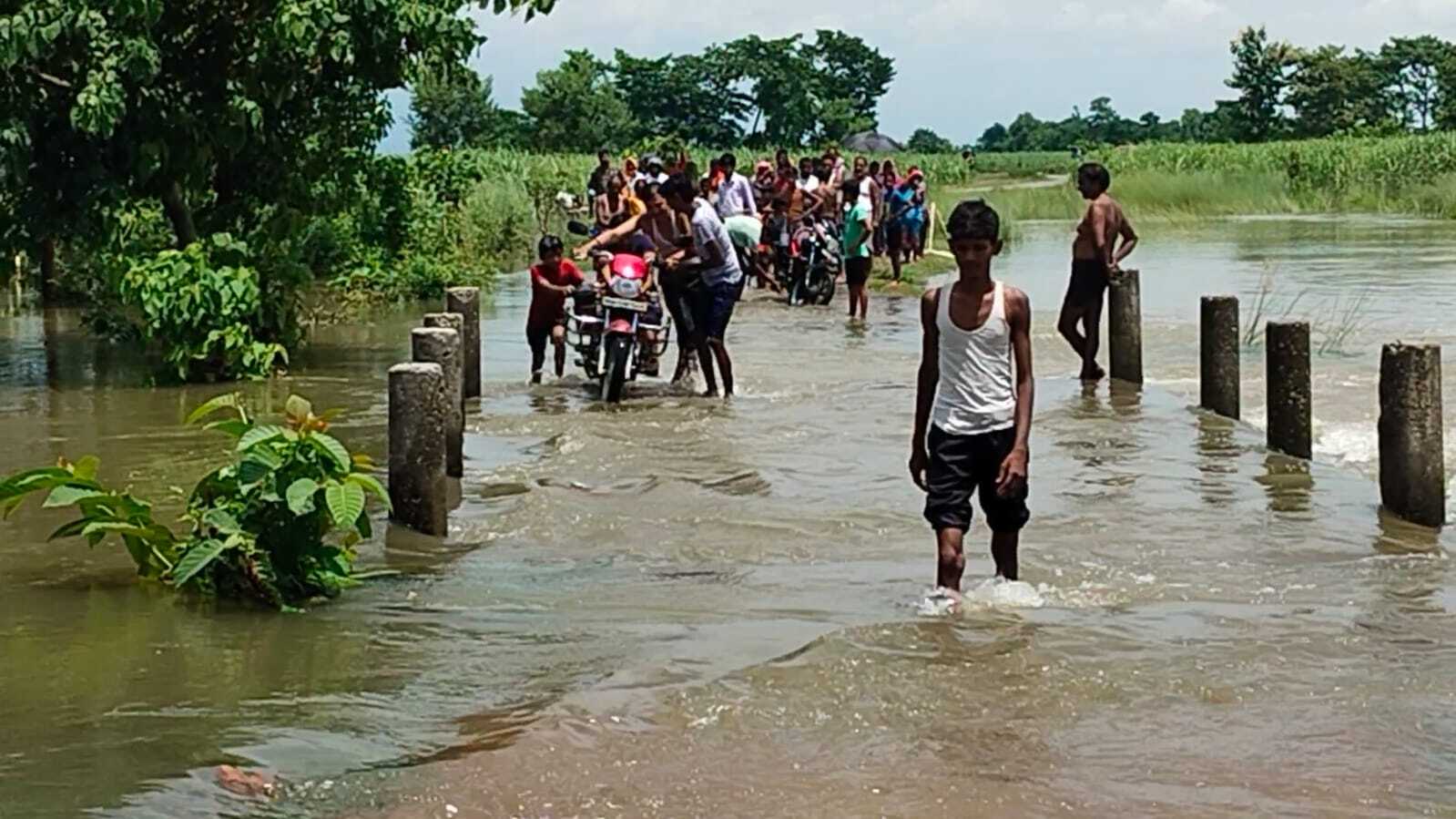 Bettiah News :नेपाल में मूसलाधार बारिश के बाद उफनायी पहाड़ी नदियां, खाहर नदी के पुल के उपर से बह रहा पानी