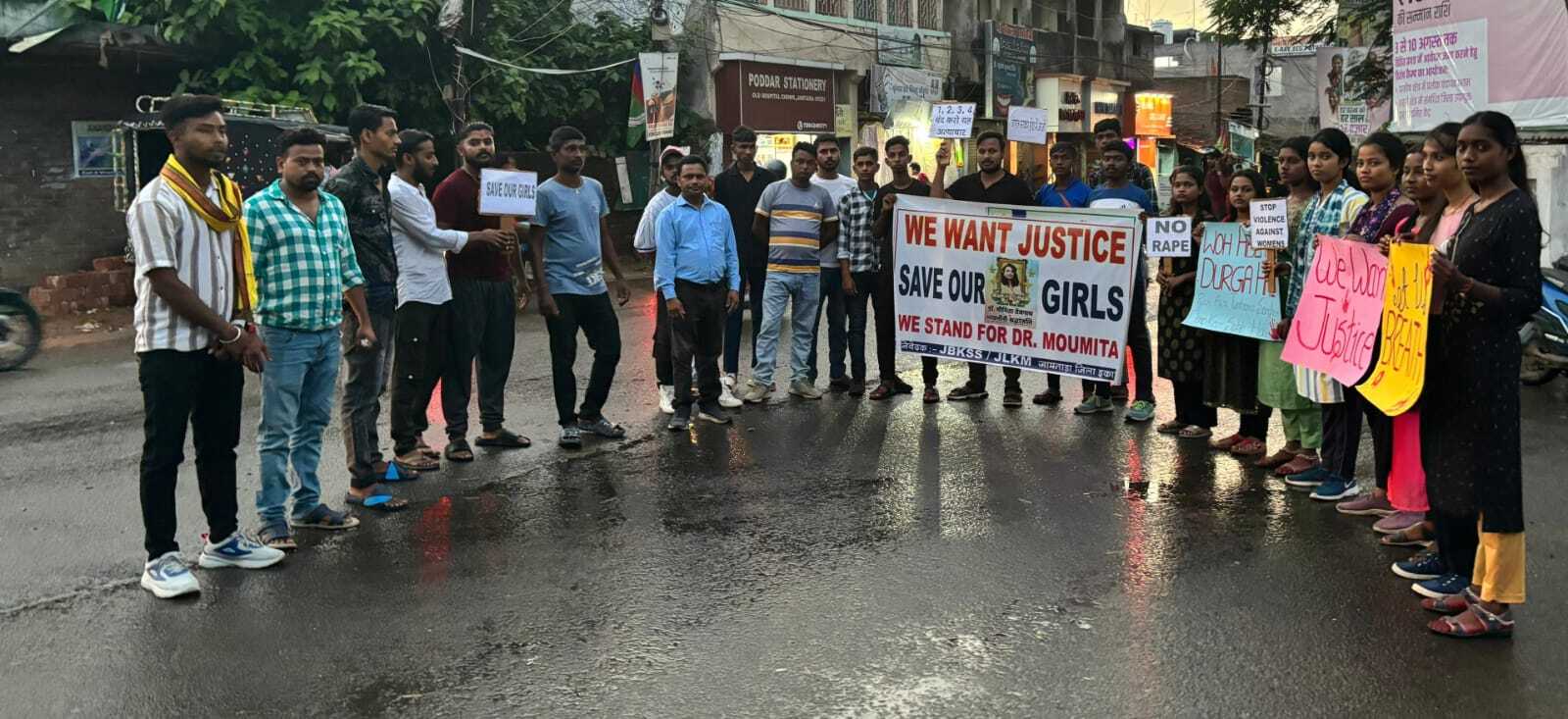जेबीकेएसएस ने महिला चिकित्सक की हत्या के विरोध में निकाला कैंडल मार्च