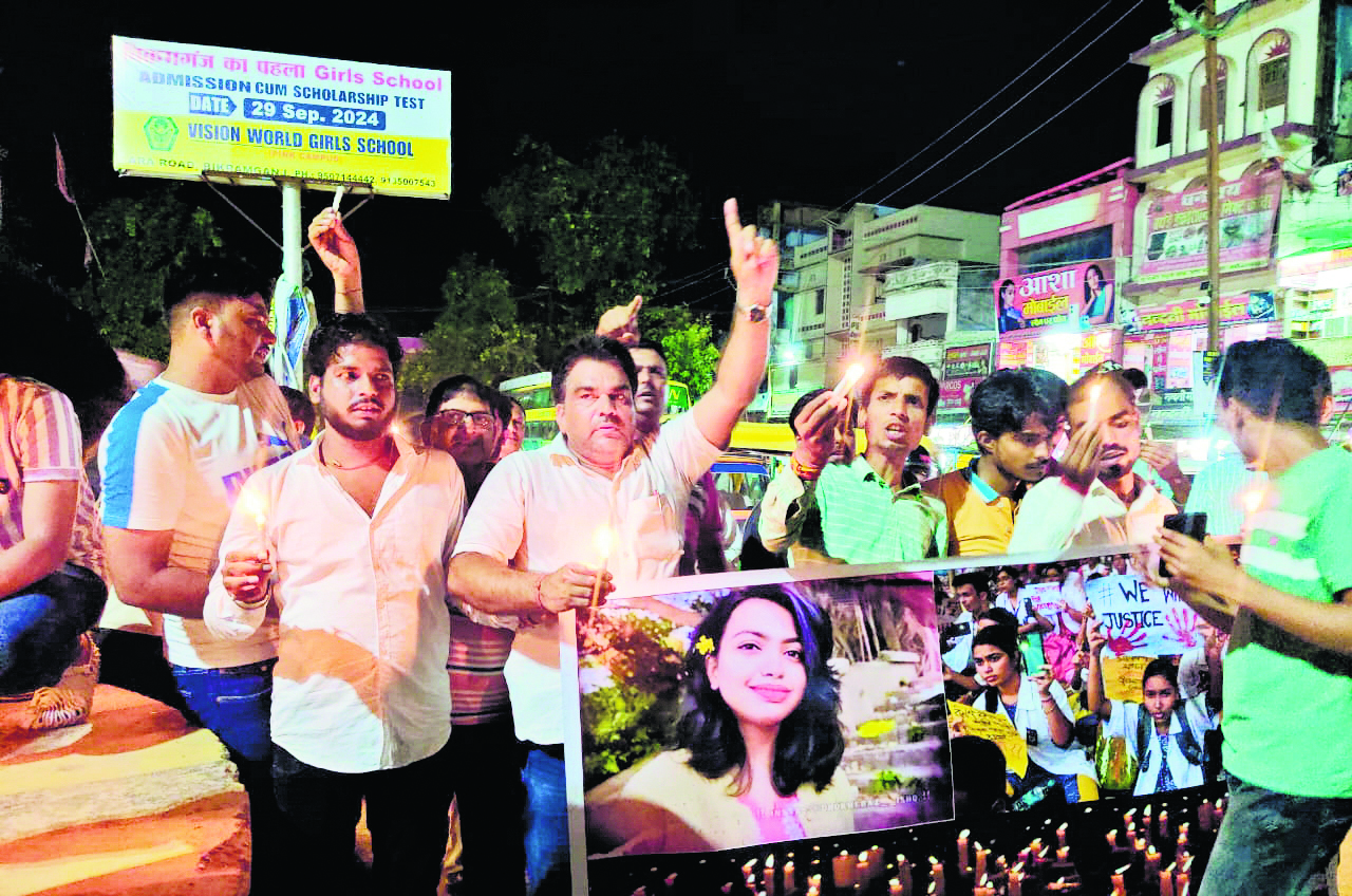कोलकाता की घटना के खिलाफ निकाला कैंडल मार्च
