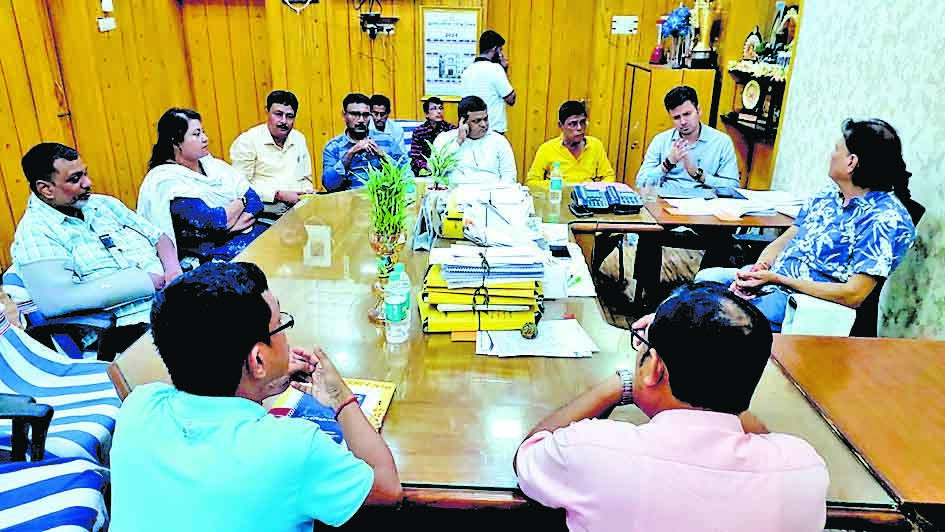 जल समस्या व सड़कों की मरम्मत के मुद्दे पर बैठक