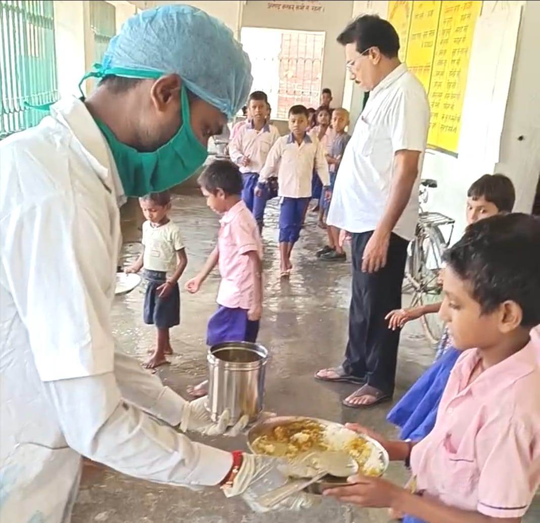 बरहरवा व पतना के एक दर्जन स्कूलों से लिया एमडीएम का नमूना