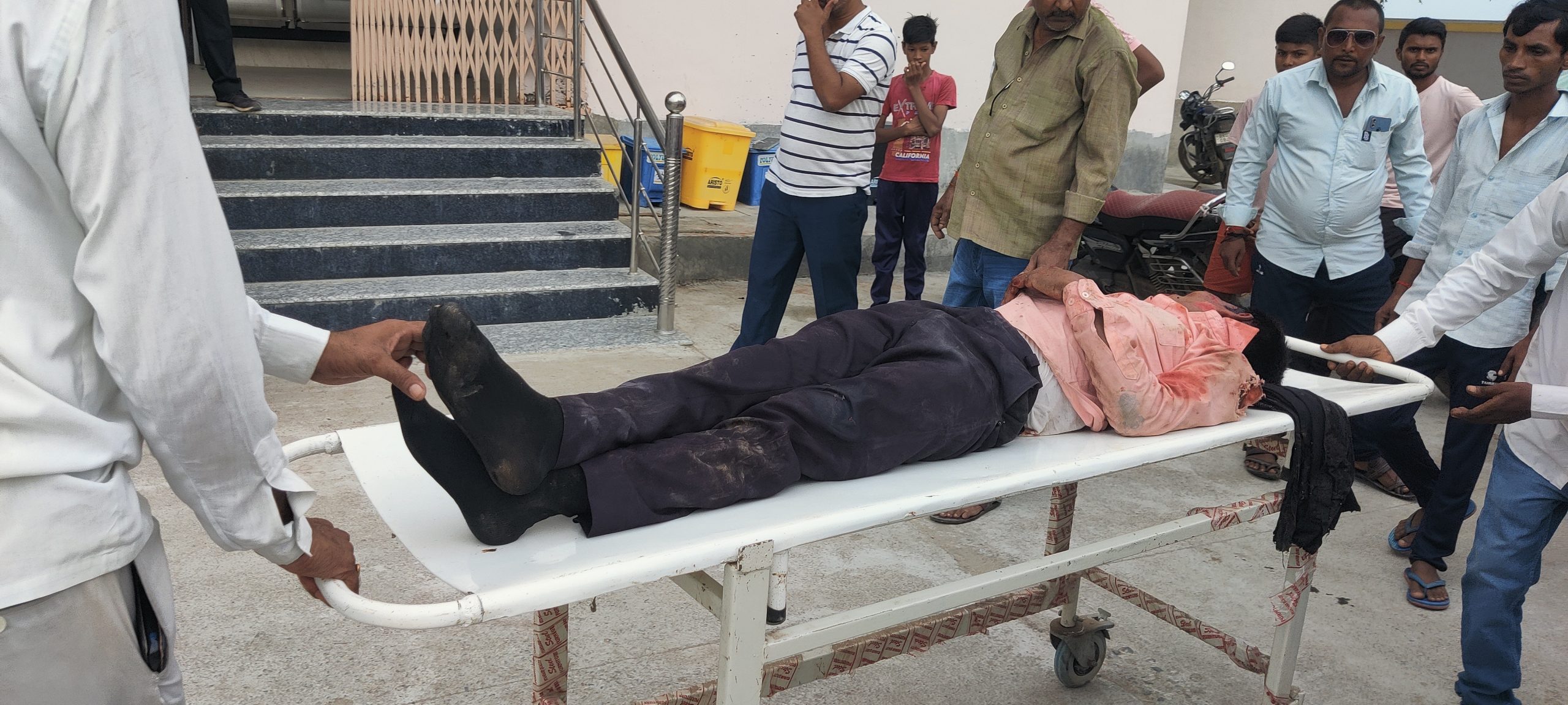 सड़क दुर्घटना में बाइक सवार युवक गंभीर रूप से घायल