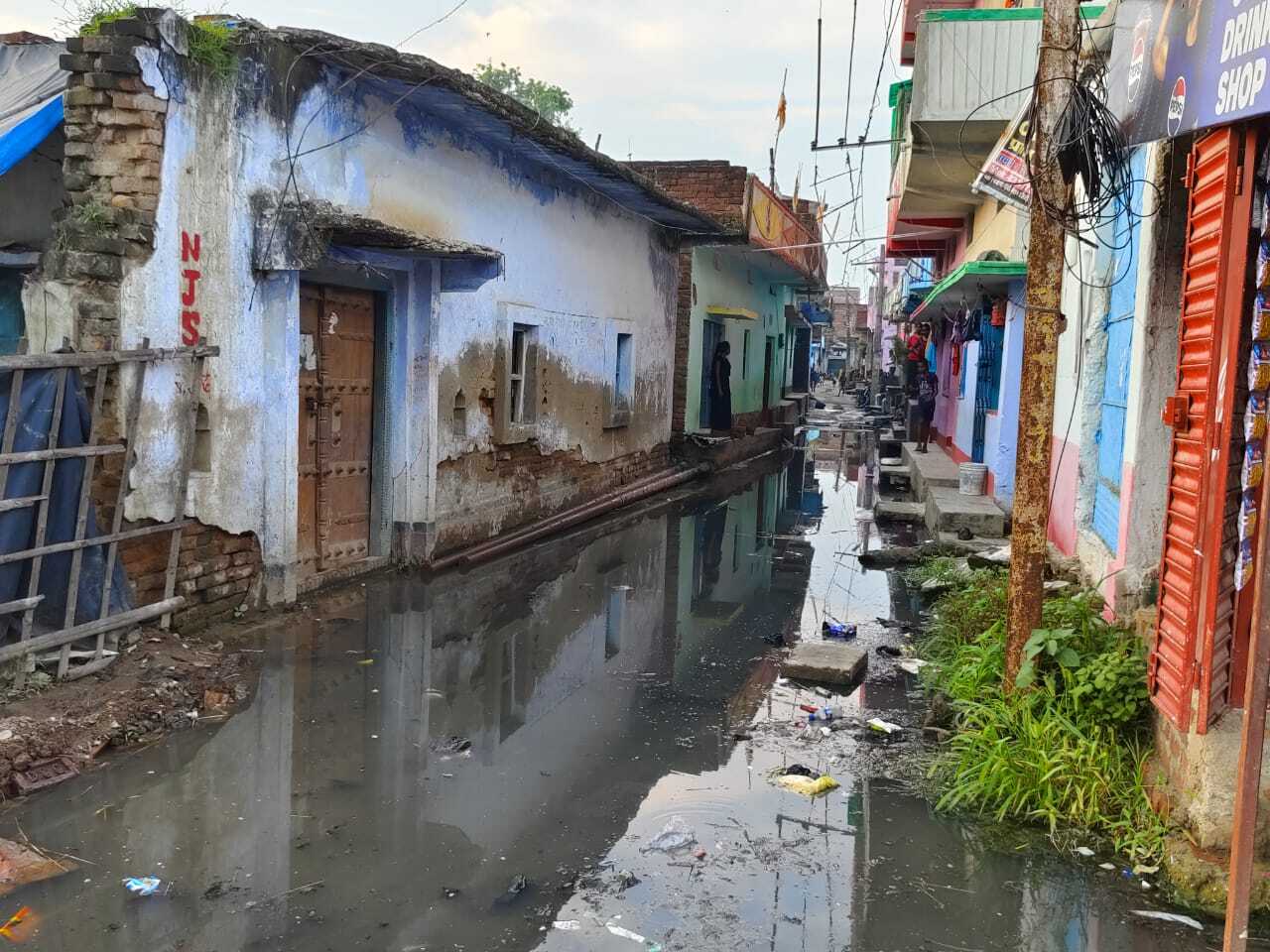 रास्ते पर फैला नाले का पानी