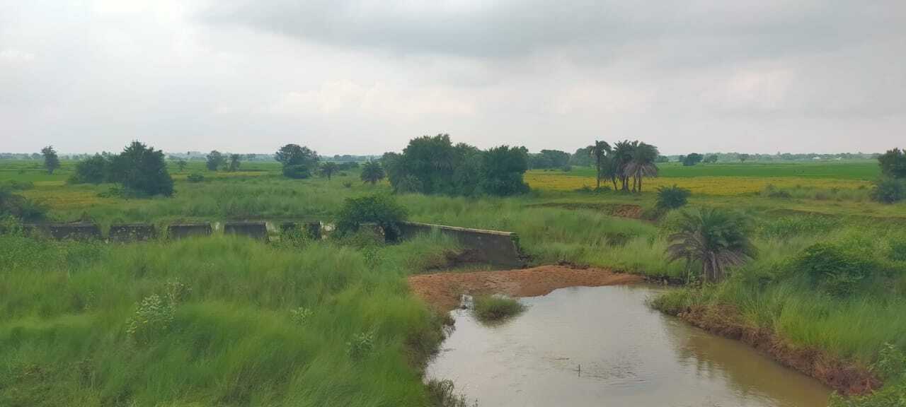 गार्डवाल क्षतिग्रस्त होने से झुमरी जोरिया में बना चेकडैम बेकार
