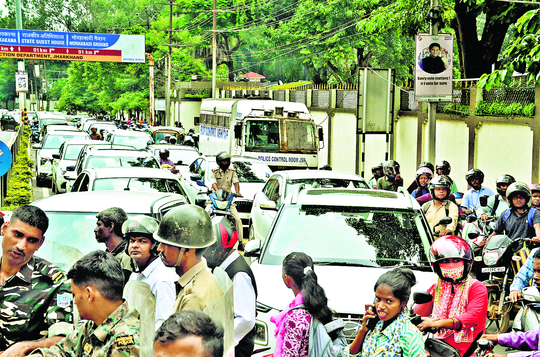 Ranchi news : राजधानी की प्रमुख सड़कें रहीं जाम, चार किलोमीटर की दूरी तय करने में वाहनों को लगा एक घंटा