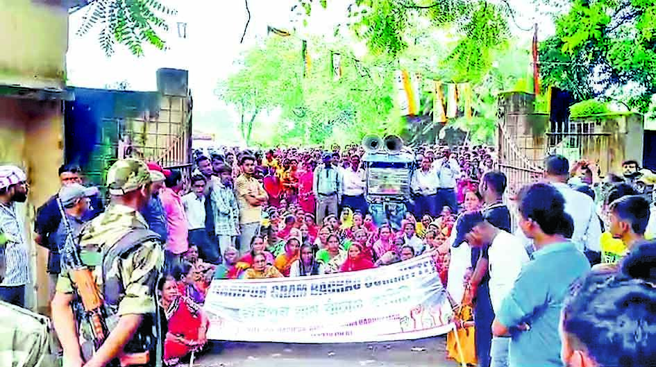 इसीएल के केंदा जीएम ऑफिस को हरिपुर ग्राम बचाओ कमेटी ने घेरा