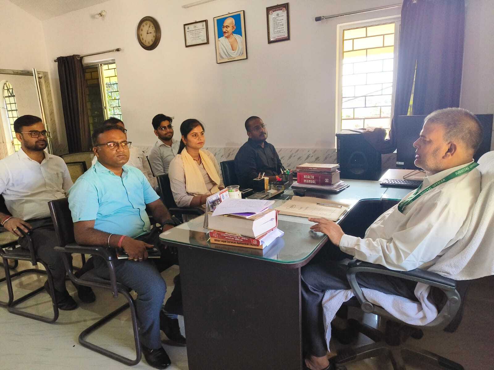 चलंत लोक अदालत की तैयारी को ले अधिकारियों के साथ ��ैठक