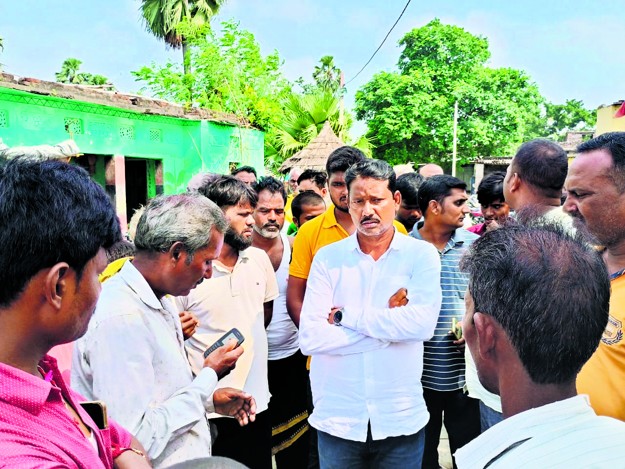 Saran News : छपरा : नगर पंचायत के कचरा वाहन से कुचलकर वृद्ध महिला की मौत, दूध कारोबारी जख्मी