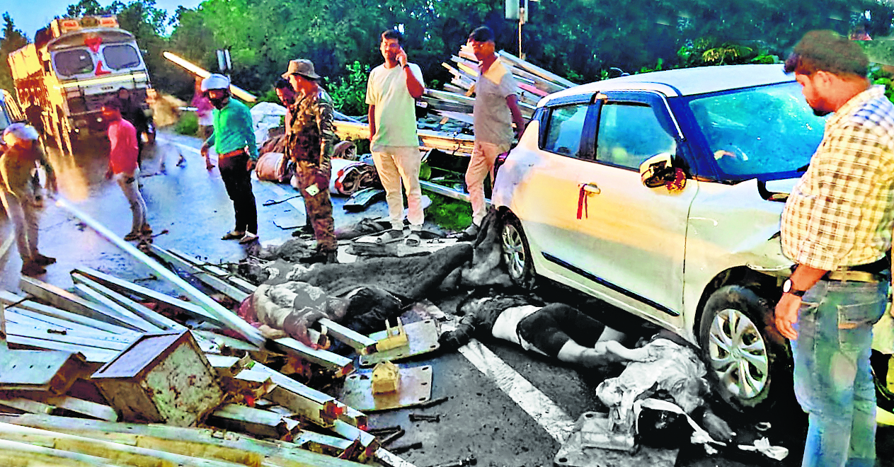 Hazaribagh Accident News : टेंट का सामान ले जा रहा ट्रक पलटा, पांच लोगों की मौत, पांच गंभीर