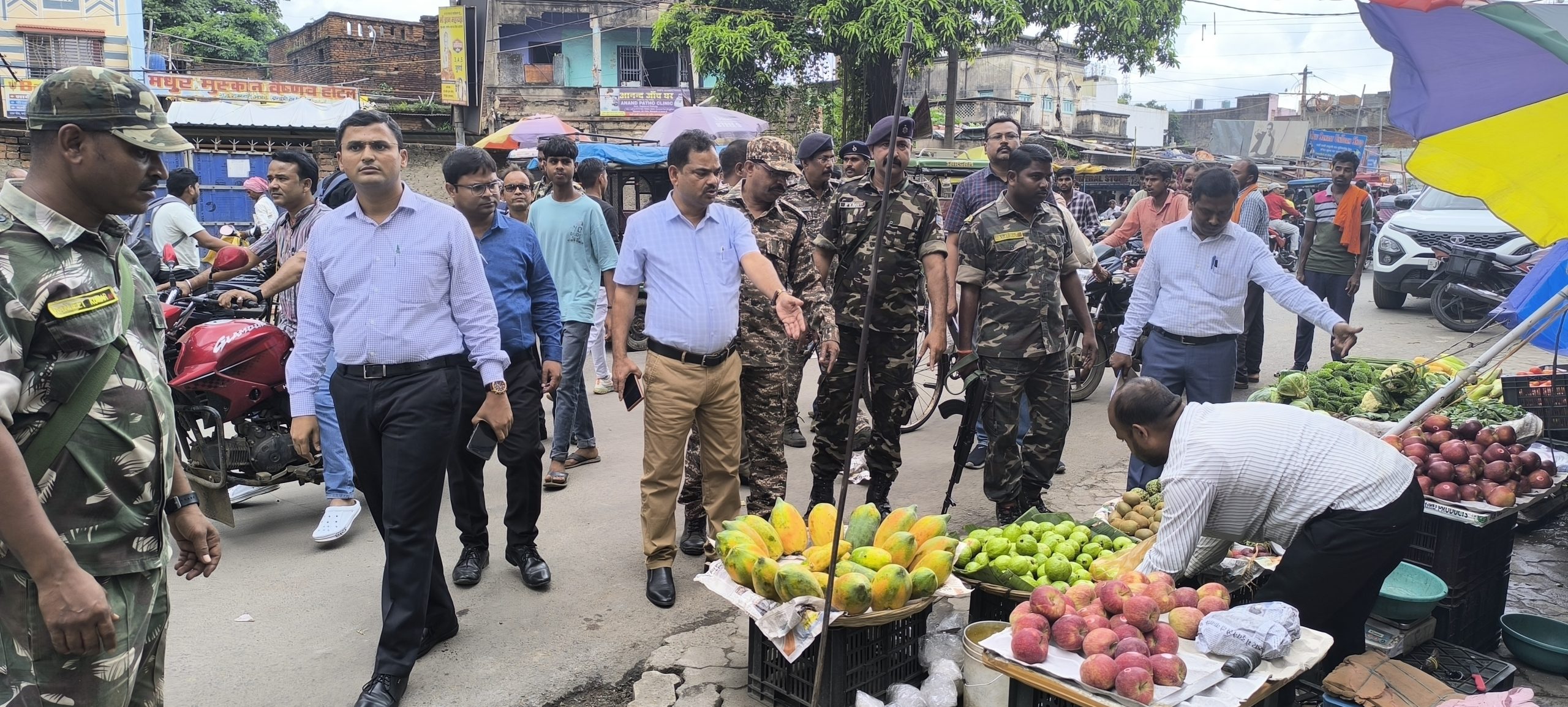 अधिकारियों की टीम ने अतिक्रमणकारियों को दी सख्त हिदायत