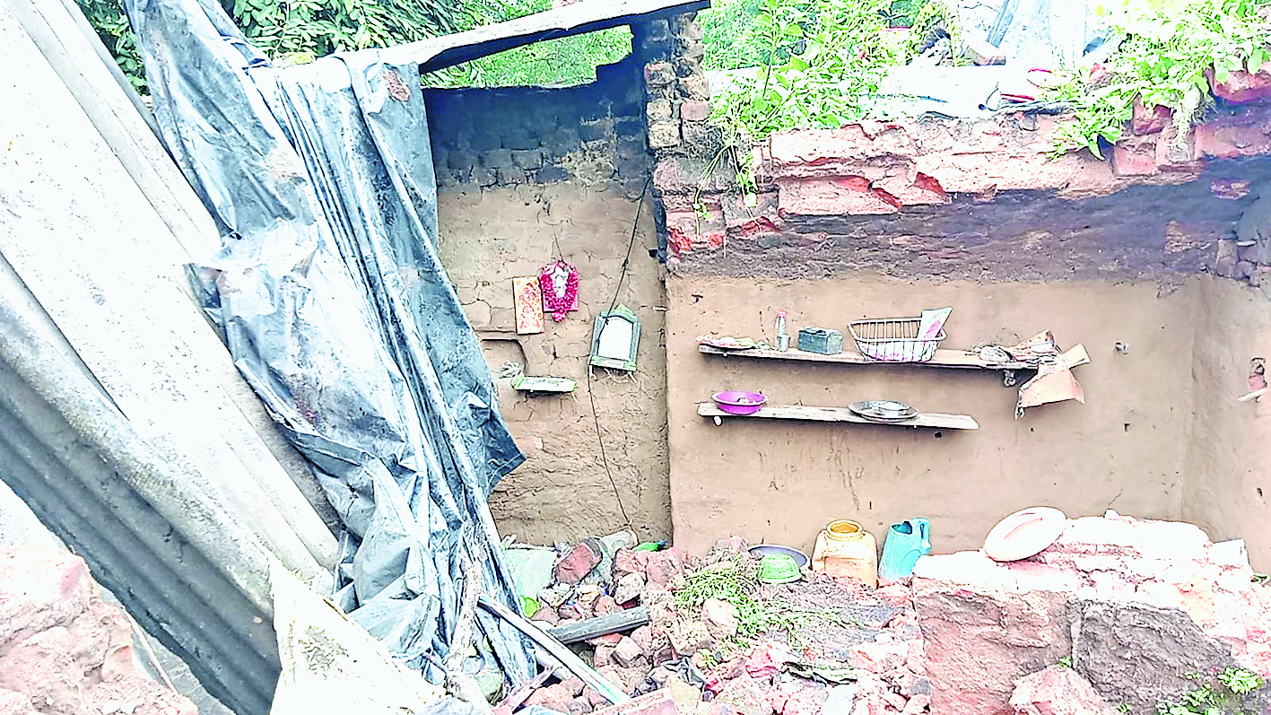 भारी बारिश में ढह गया घर