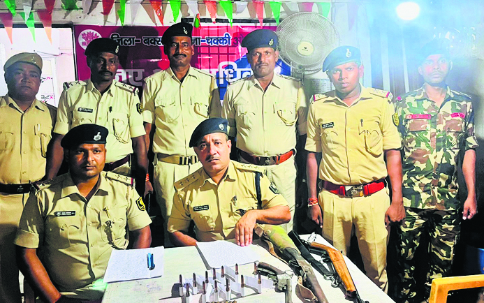 चक्की चुन्नी डेरा गांव से तीन अवैध हथियार के साथ दस लोग किए गए गिरफ्तार
