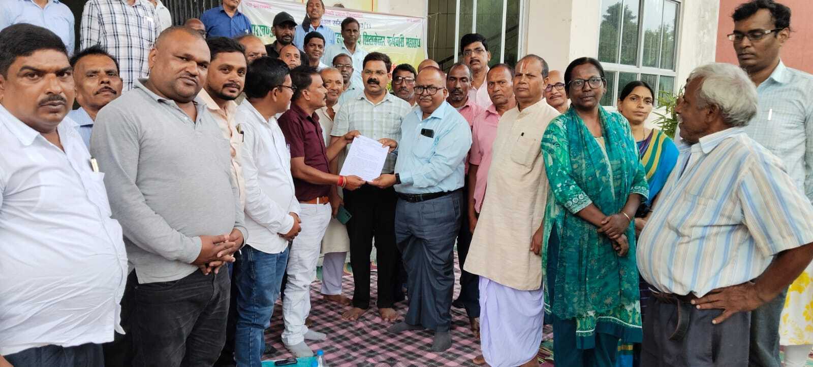 शिक्षकेत्तर महासंघ ने किया धरना प्रदर्शन