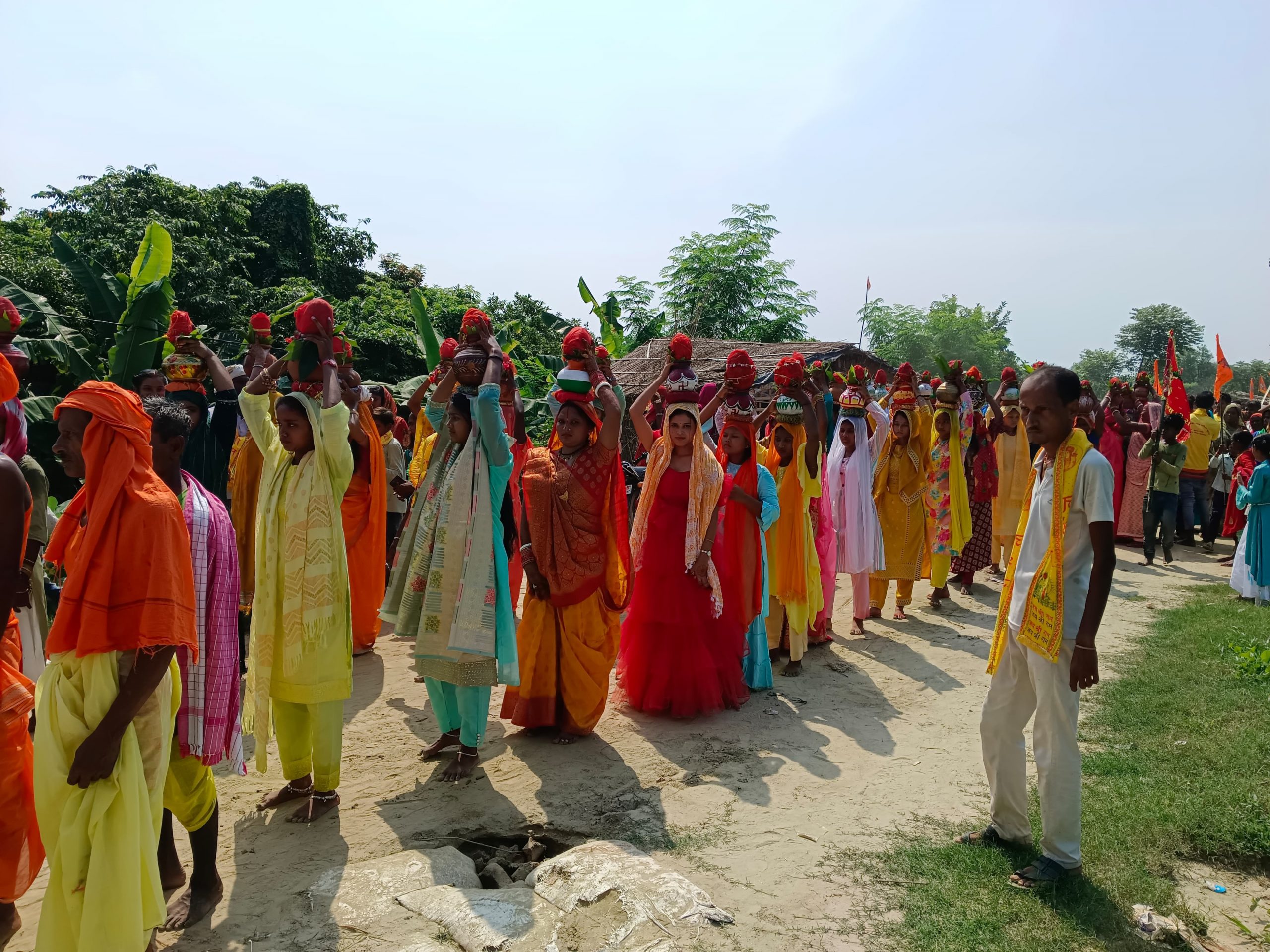 Samastipur News: कलवाड़ा में नवाह महायज्ञ को लेकर निकाली गयी कलश शोभा यात्रा