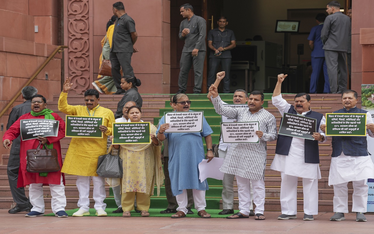 संसद भवन के बाहर RJD ने किया प्रदर्शन, बिहार में आरक्षण के बढ़ाए दायरे को लेकर जानिए क्या है मांग…