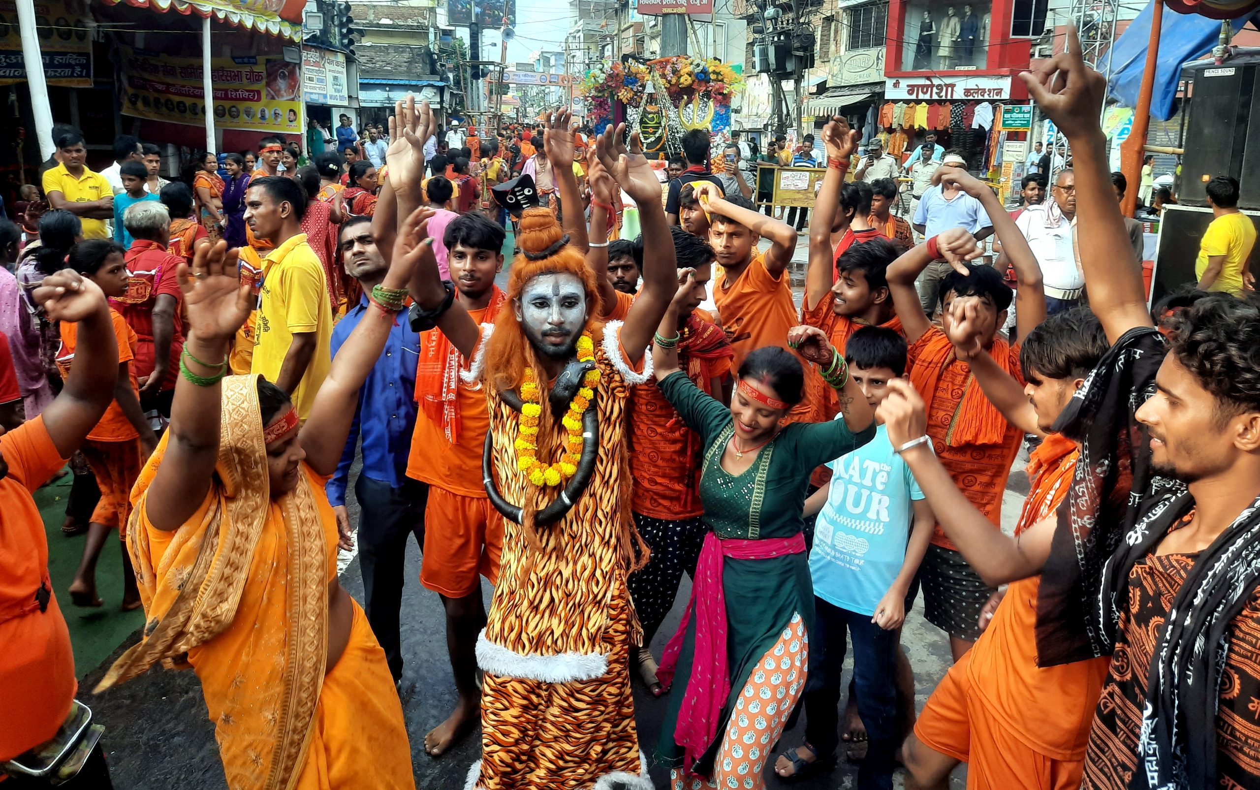 मुजफ्फरपुर में बाबा गरीबनाथ को कांवर चढ़ाने के लिए उमड़े भक्त, तीसरी सोमवारी पर दिखा सैलाब