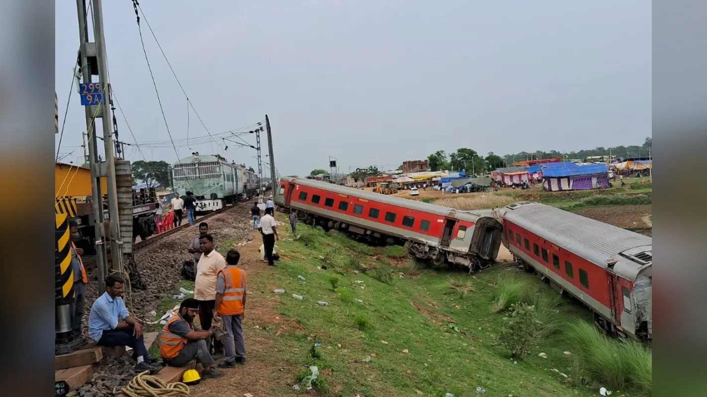 Jharkhand Train Accident: 60 घंटों की कड़ी मशक्कत के बाद तीनों लाइन में शुरू हुआ रेल परिचालन