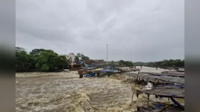 मूसलाधार बारिश से रजरप्पा में भैरवी नदी उफनाई, छिलका पुलिया डूबा, दर्जनों दुकानें जलमग्न