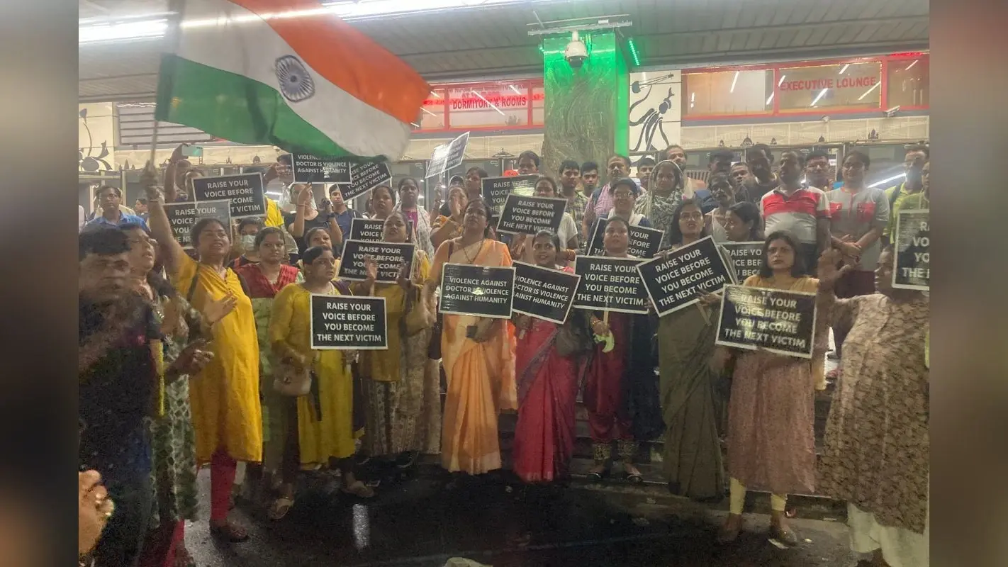 जूनियर डॉक्टर से दुष्कर्म के बाद कोलकाता में आधी रात सड़क पर उतरी महिलाएं, सुरक्षा की मांग को लेकर किया प्रदर्शन