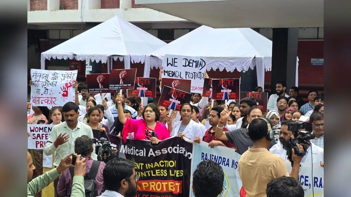Kolkata Doctor Case: सदर अस्पताल और रिम्स के बाहर डॉक्टरों ने किया प्रदर्शन, राज्य सरकार से रखी ये मांग