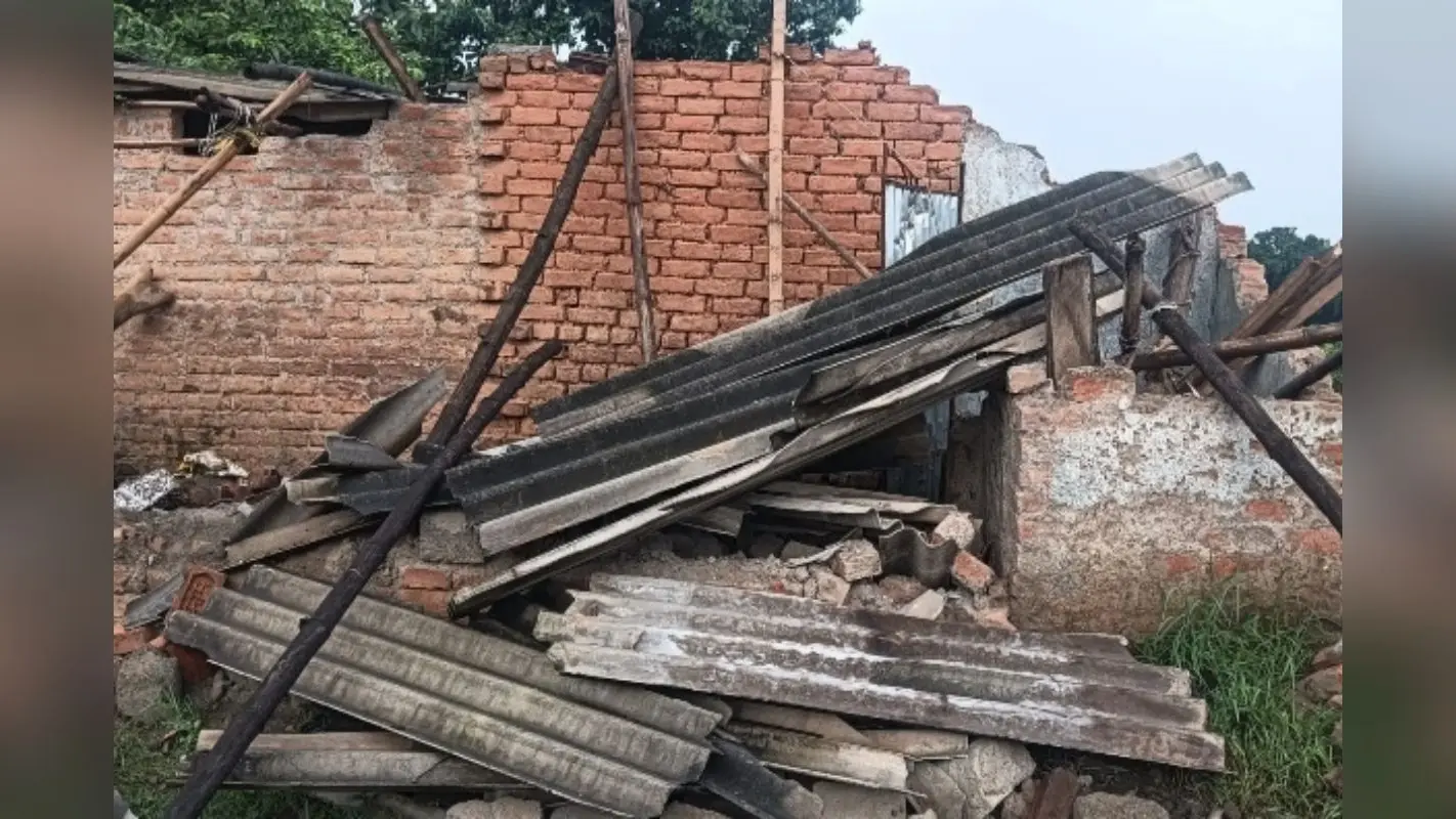 लोहरदगा में हाथियों का आतंक, दो ग्रामीणों के घरों को तोड़ा, घर में रखे सामान को भी खा गये