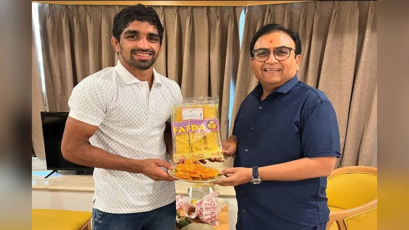 तारक मेहता के जेठालाल उर्फ दिलीप जोशी ने ओलंपिक पदक विजेता अमन सहरावत से की मुलाकात, गिफ्ट किया ‘जलेबी फाफड़ा’