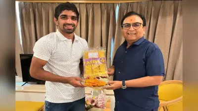 तारक मेहता के जेठालाल उर्फ दिलीप जोशी ने ओलंपिक पदक विजेता अमन सहरावत से की मुलाकात, गिफ्ट किया ‘जलेबी फाफड़ा’