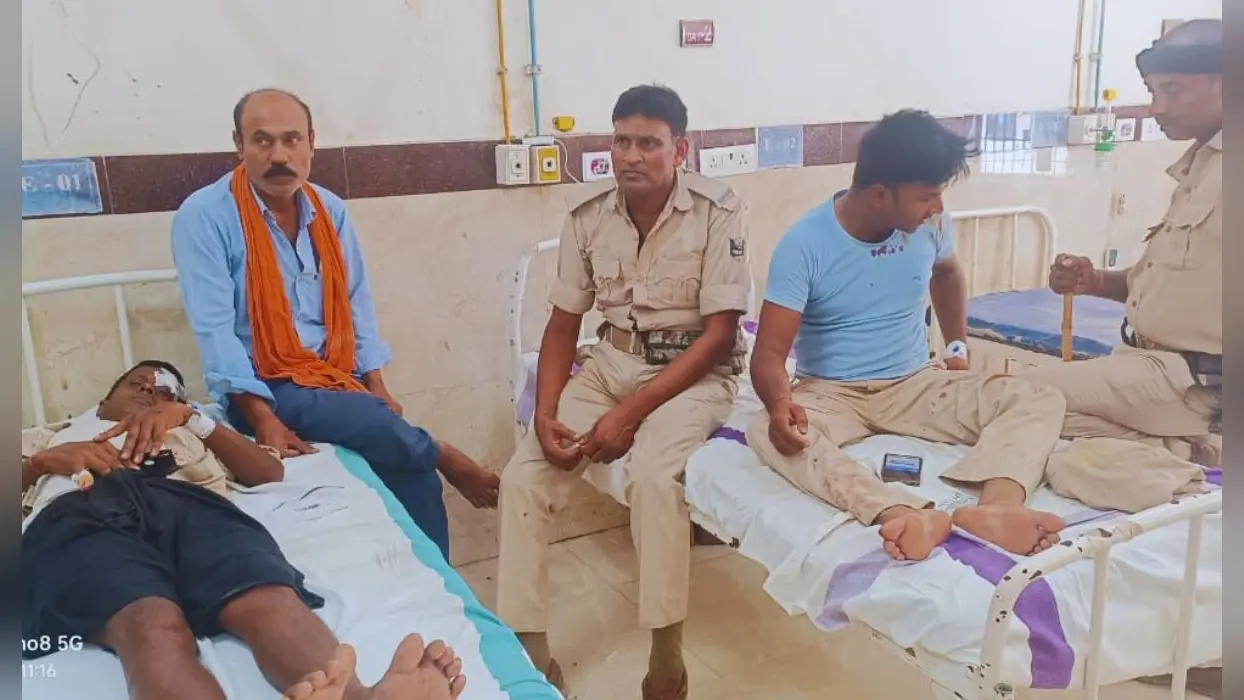 बेतिया में शराब की सूचना मिलने पर छापेमारी करने गई पुलिस पर हमला, दरोगा समेत चार पुलिसकर्मी जख्मी…