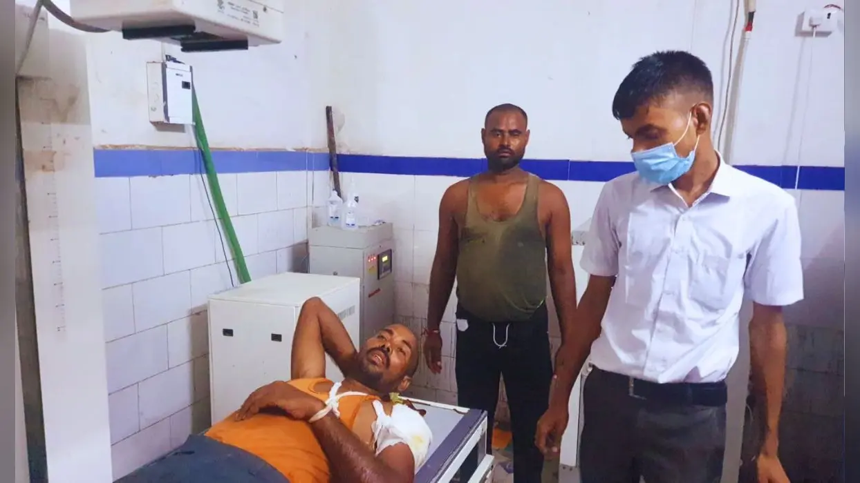 औरंगाबाद में साइकिल से खाद लेकर घर जा रहे युवक को भतीजे ने मारी गोली, सदर अस्पताल से हायर सेंटर रेफर