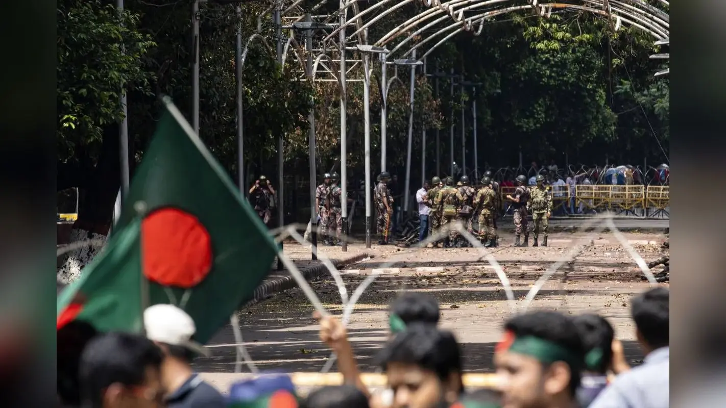 Bangladesh Violence: बांग्लादेश में अब मीडिया को बनाया जा रहा है निशाना, जानें ताजा हालात