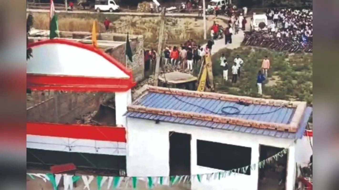 Begusarai News: बेगूसराय में असामाजिक तत्वों ने रात में जेसीबी से स्कूल की सड़क को खोदा, रास्ते को किया बंद, स्कूल में ही कैद हो गये सैकड़ों बच्चे