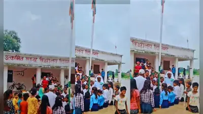 बेगूसराय के एक स्कूल में कमर भर पानी में खड़ा होकर फहराया गया तिरंगा, प्रिंसिपल बोलीं: 2021 में भी ऐसे हीं बने थे हालात…