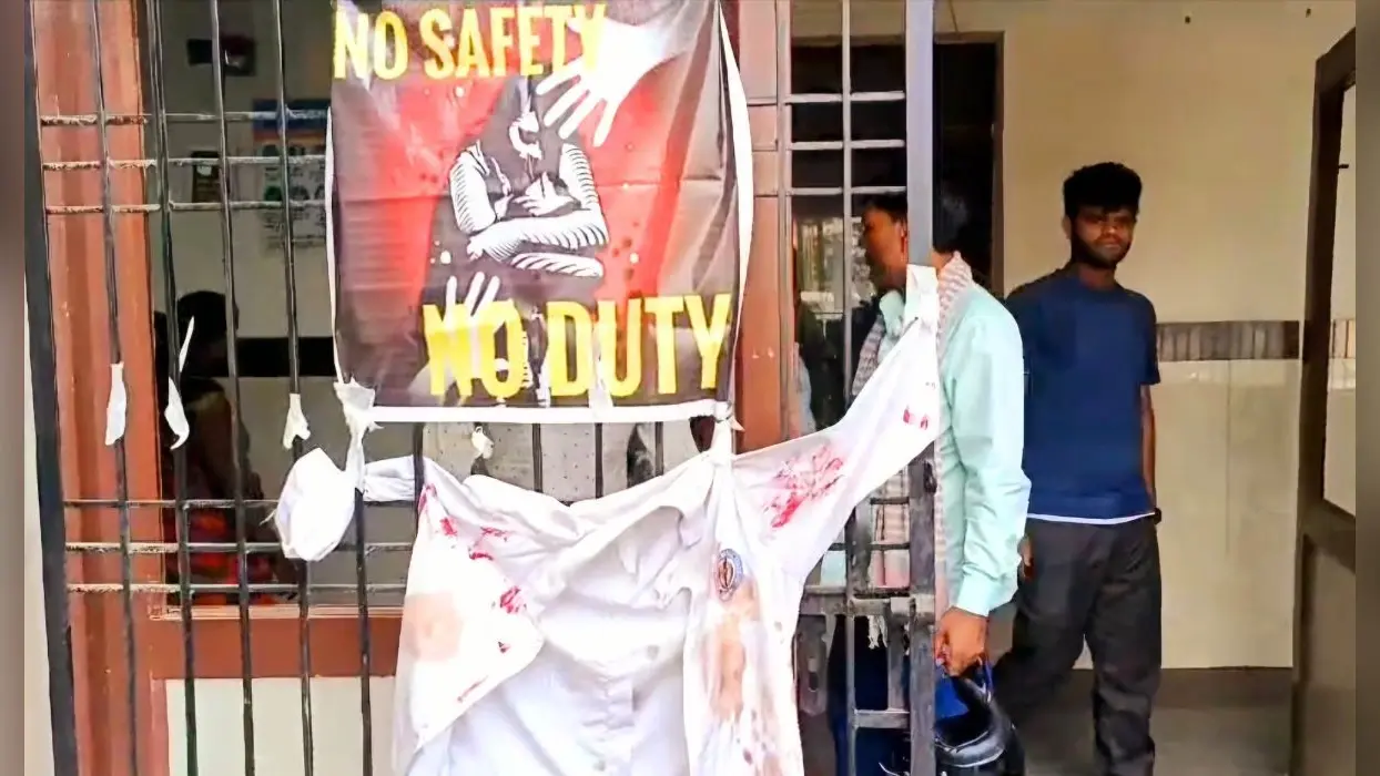 ‘वी वांट जस्टिस, नो सेफ्टी नो ड्यूटी’ से गूंजा बेतिया का जीएमसीएच, IGIMS पटना में इमरजेंसी सेवा भी बंद…