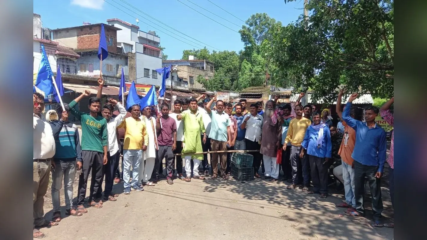 Bharat Bandh 2024: धनबाद में भारत बंद असरदार, अभद्र टिप्पणी से भड़के बंद समर्थकों ने दुकानदार को पीटा