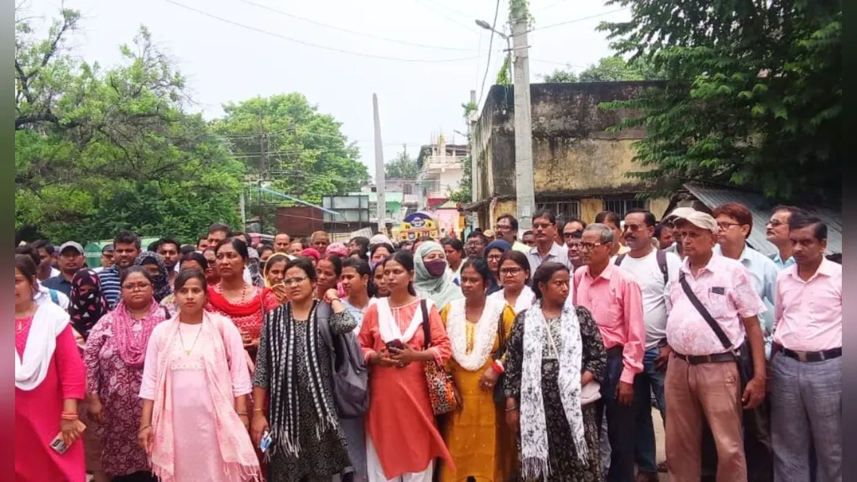 पटना में गंगा में डूबे BPSC शिक्षक का 24 घंटे बाद भी नहीं मिला शव, शिक्षकों ने निकाला मौन जुलूस