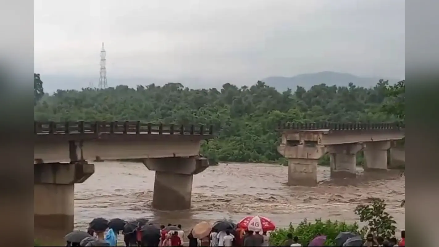 Jharkhand Weather: झारखंड में फिर बह गया पुल, बोकारो से रांची के लिए नहीं चली एक भी बस, लोग परेशान
