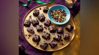 Raksha Bandhan Sweets: इस राखी घर पर बनाएं टेस्टी चॉकलेट की ये बर्फी, आप भी करें ट्राई