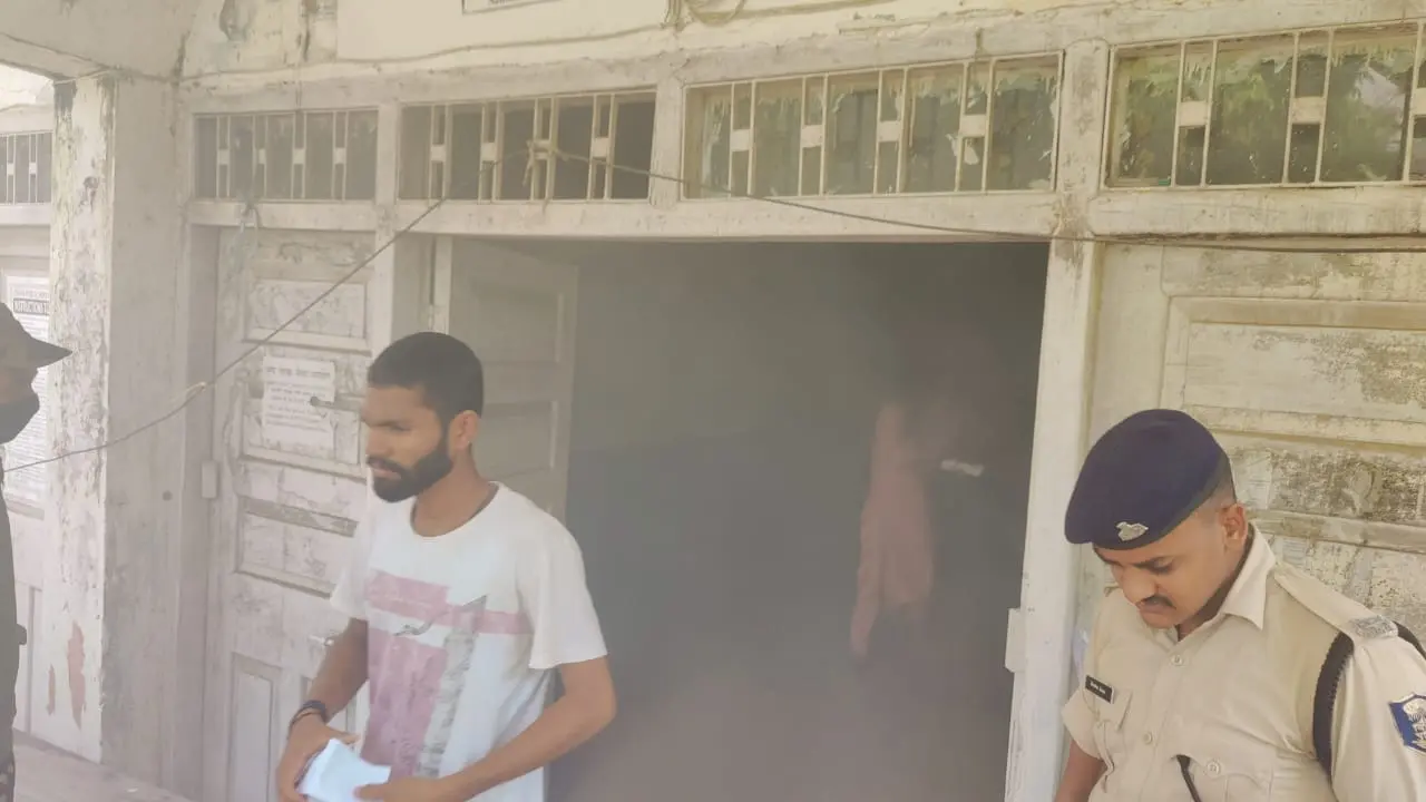 गया में सिपाही भर्ती परीक्षा सेंटर के हॉल में शॉर्ट सर्किट से लगी आग, छह सीसीटीवी कैमरे हुए खराब