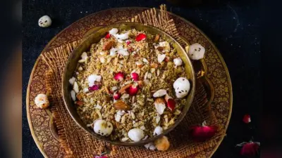 Dhaniya Panjiri Recipe: जन्माष्टमी पर विशेष रूप से बनाई जाती है धनिया पंजीरी, इसे बनाना है बेहद सरल