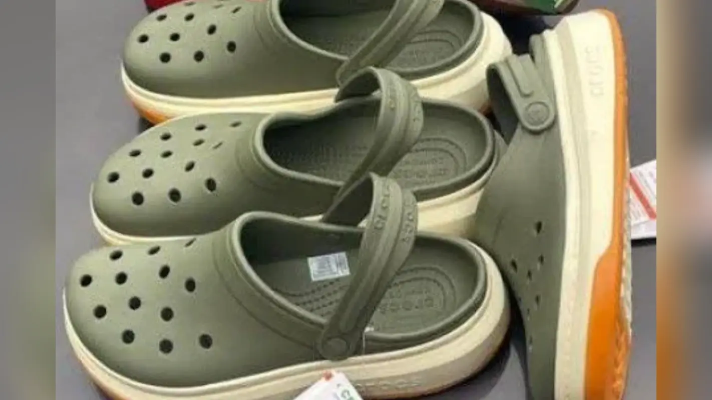 Benefits of Wearing Crocs: अब जूते की जगह अपनायें ये स्टाइलिश क्रॉक्स, चाहे धूप हो या बारिश हर कदम पर देंगे आपका साथ