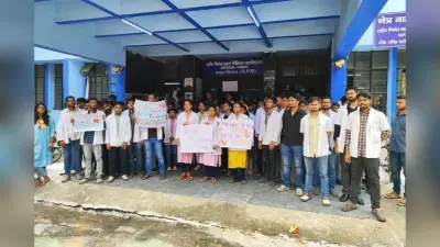 धनबाद के SNMMCH में हड़ताल जारी, घंटों इंतजार के बाद इमरजेंसी में हो रहा इलाज, सोमवार को भी ठप रहेगी ओपीडी