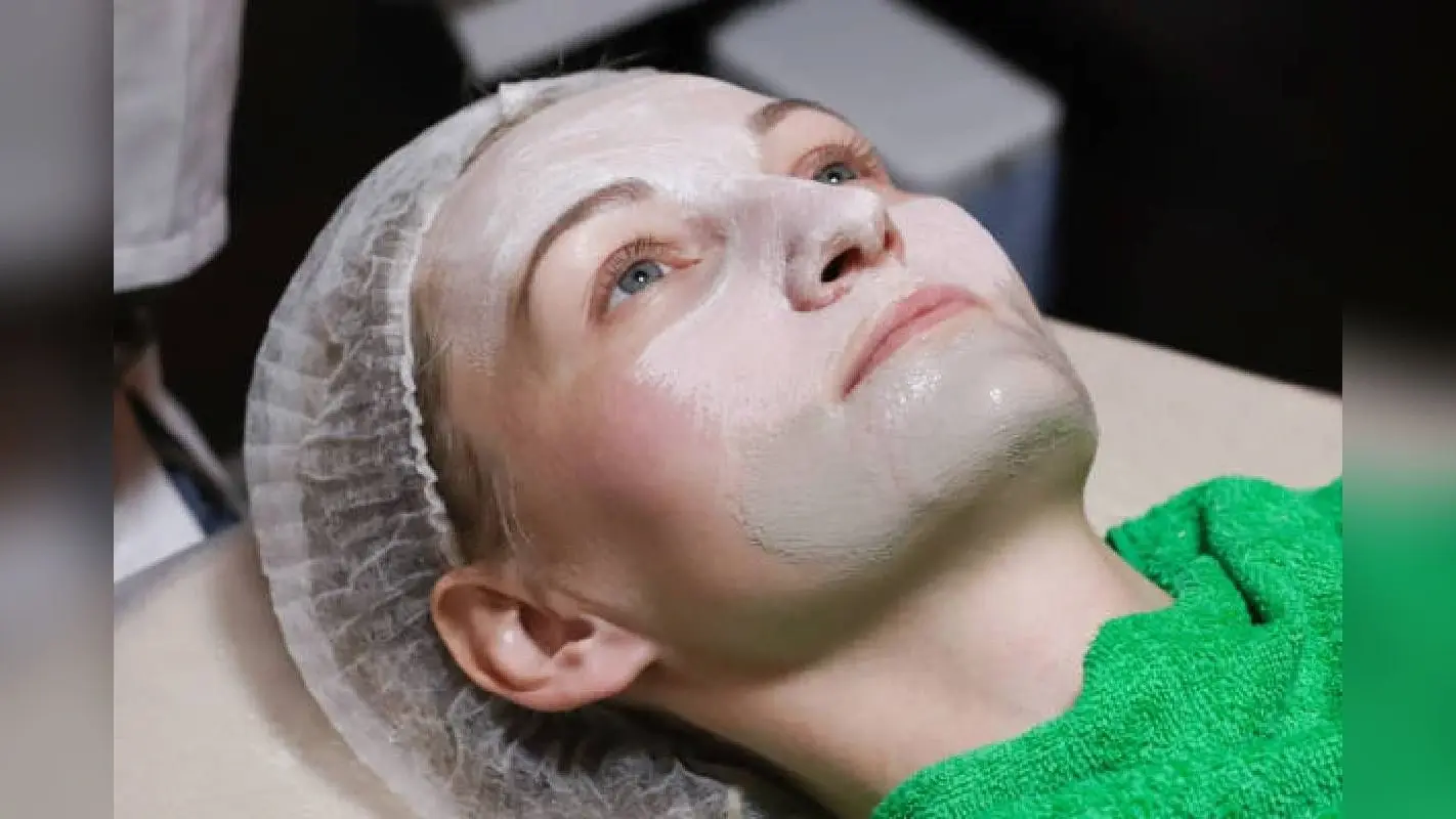Face Bleaching Tips: चेहरे पर कब और कितनी देर लगाएं ब्लीच, जानें एक्सपर्ट की सलाह