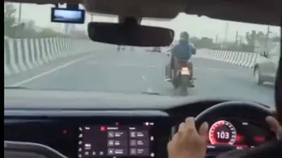 पहले बाइक सवार को टक्कर मारी, फिर ड्राइवर अनदेखा करके चला गया