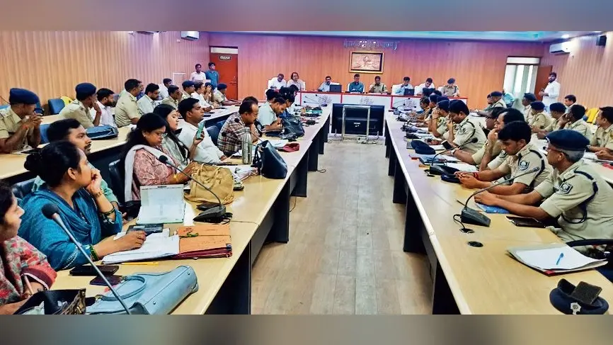 भूमि विवाद के मामलों का निबटारा करने में मुस्तैदी दिखाएं अधिकारी : डीएम