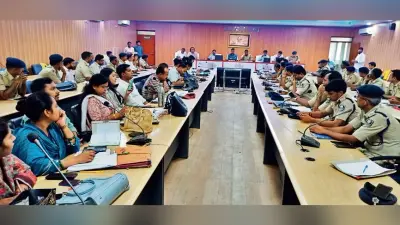 भूमि विवाद के मामलों का निबटारा करने में मुस्तैदी दिखाएं अधिकारी : डीएम