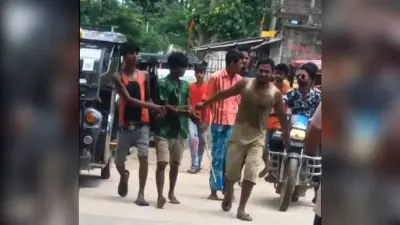 दुकान में चोरी करते रंगेहाथ दो युवकों को लोगों ने धर दबोचा, किया पुलिस के हवाले