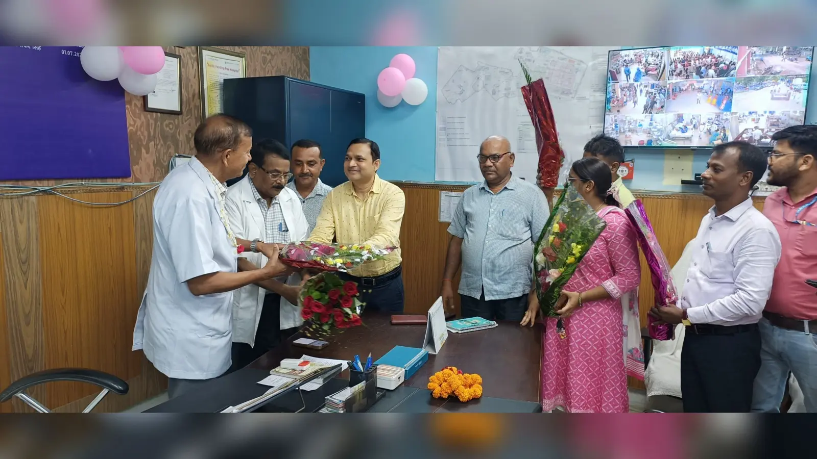 कार्यालय पहुंचने पर अधीक्षक का डॉक्टरों व कर्मचारियों ने किया स्वागत