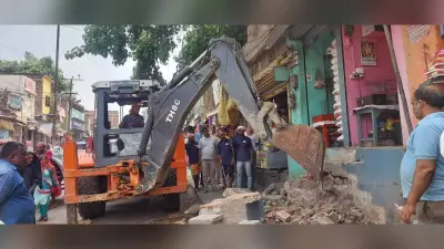 जेसीबी से सड़क व फुटपाथ से हटाया अतिक्रमण, जाते ही पुन सज गयीं दुकानें