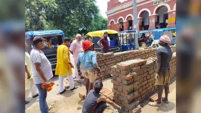 रैंप बनाकर पार्किंग को छोटा किये जाने का शुरू हुआ विरोध